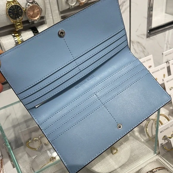 MICHAEL KORS Carson Large Signature Logo Bifold Wallet
Light Sky
NWT - Picture 9 of 16